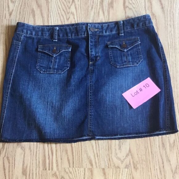 TOMMY HILFIGER size 12 slightly distressed denim skirt - Picture 1 of 9